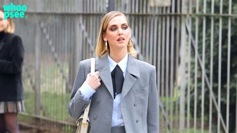 ferragni sfilata gucci|Chiara Ferragni sfoggia un look Gucci che spezza la formalità.